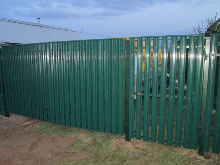 комбинированный забор из профнастила и штакетника