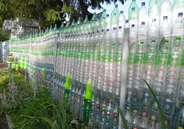 Применение бутылок из пластика